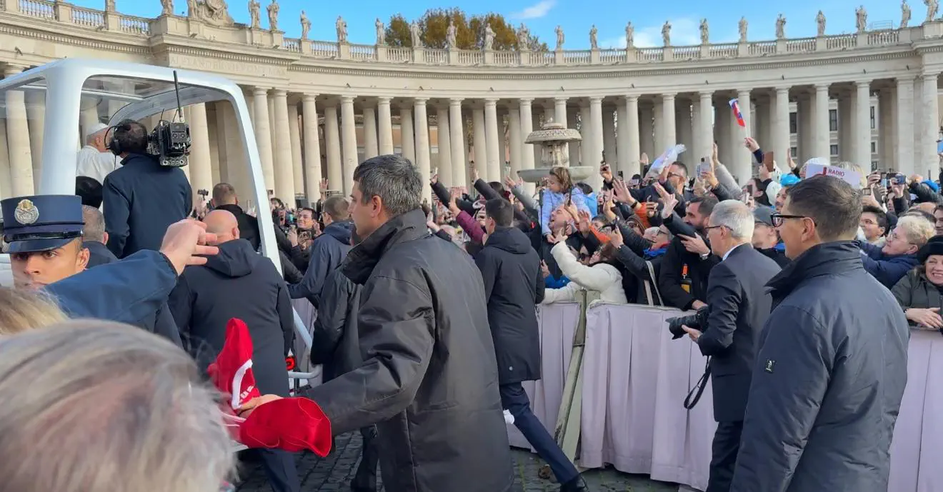 aevv-udienza-papa-folla